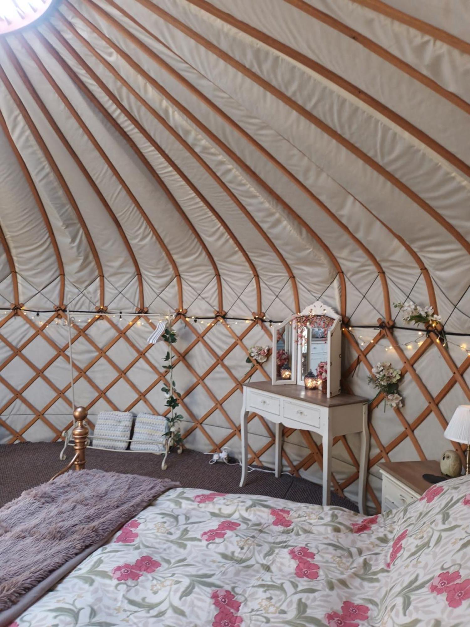Gingerbread Cottage Yurts Dereham Exterior photo
