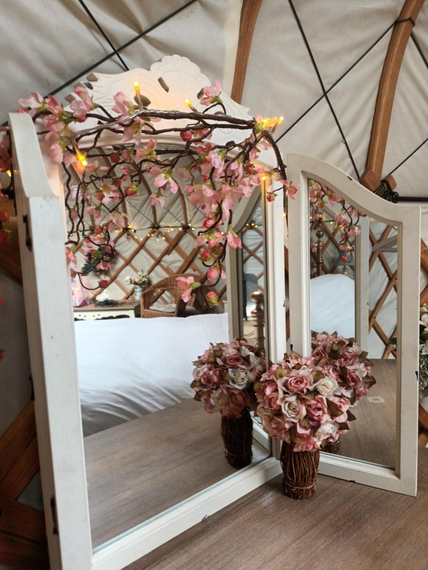 Gingerbread Cottage Yurts Dereham Exterior photo